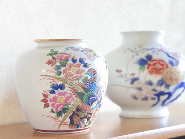 華やかな花鳥図の壺と白磁の壺